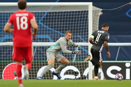 Depay no pudo convertir ante Neuer: era el 1-0 de Lyon a los cuatro minutos