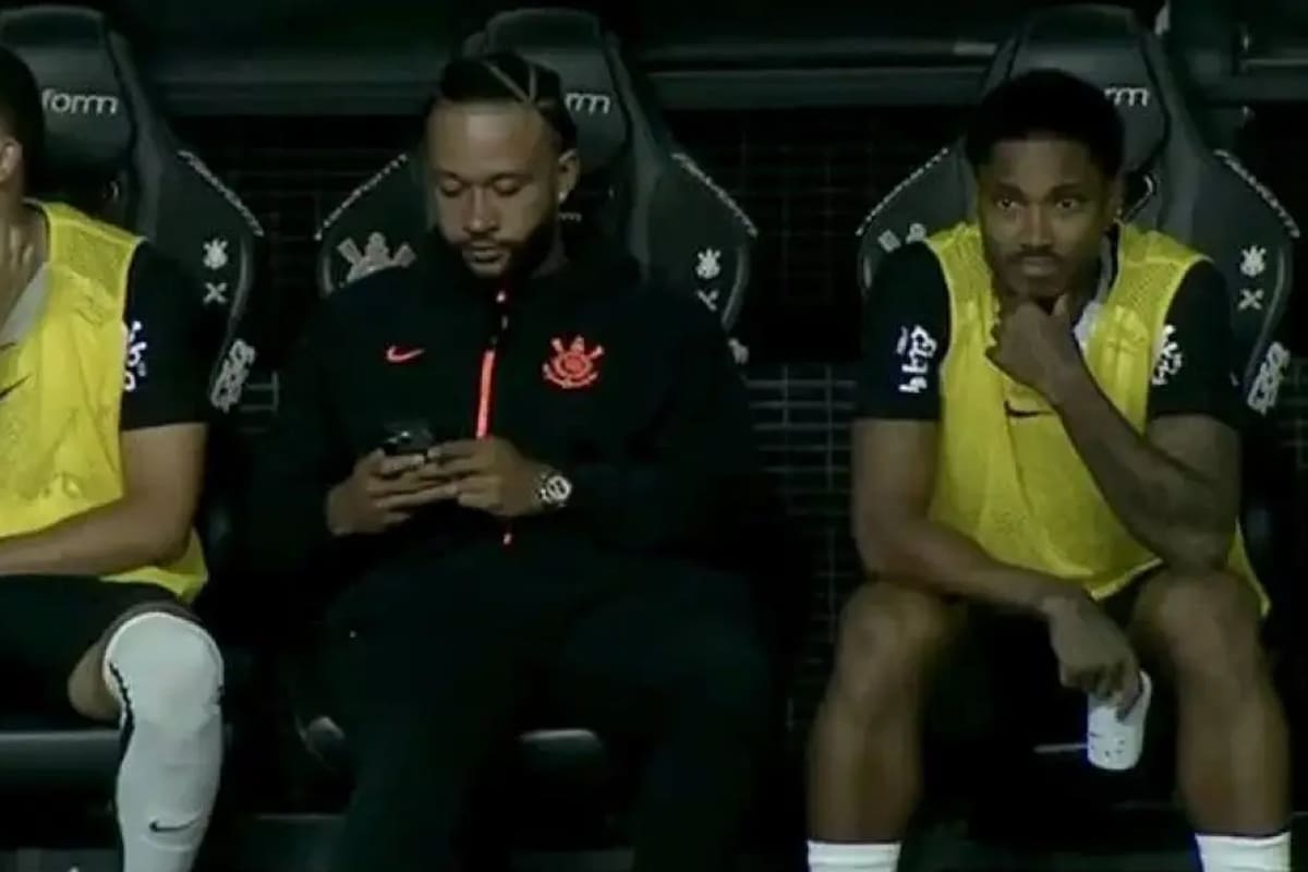 Depay usó su celular en el banco de suplentes y fue advertido