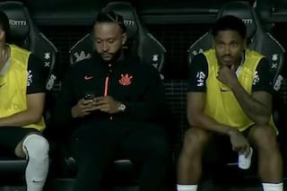 El fastidio de un crack internacional luego de ser criticado por usar su celular durante un partido