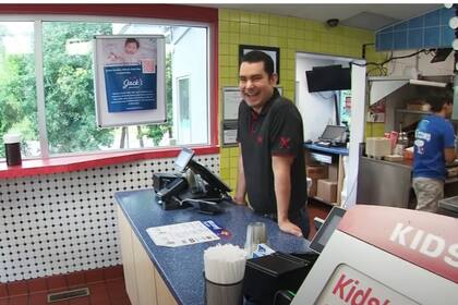 Depaz recorría más de 60 cuadras entre sus dos empleos hasta que un amigo de su comunidad le regaló un auto