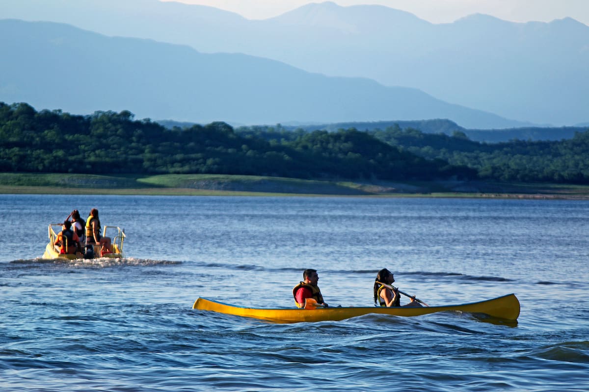 Deportes náuticos y mucha naturaleza en el dique El Cadillal, a 25 km de San Miguel de Tucumán