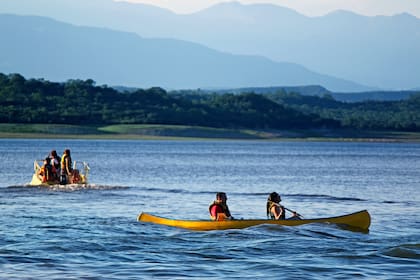 Deportes náuticos y mucha naturaleza en el dique El Cadillal, a 25 km de San Miguel de Tucumán