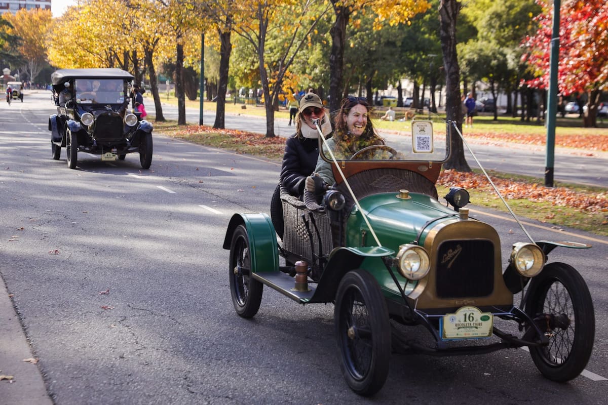DEPORTES - Recoleta-Tigre, competencia de regularidad de automóviles y motocicletas clásicos, a 120 años de la primera realización. Recoleta CABA y San Isidro, Buenos Aires.