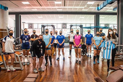 Deportistas en el Cenard, donde la secretaria de Deportes de la Nación, Inés Arrondo (con la camiseta en las manos), anunció un aumento en la cantidad de beneficiados y en los montos de las becas.