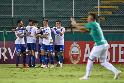 Los jugadores de Vélez celebran uno de los goles de Vélez en el 5-1 de los de Liniers a Deportivo Cali. El Fortín está en cuartos de final de la Copa Sudamericana.