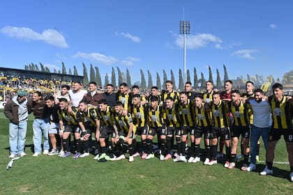 Deportivo Madryn en su estadio, donde este domingo buscará su ascenso a la máxima categoría