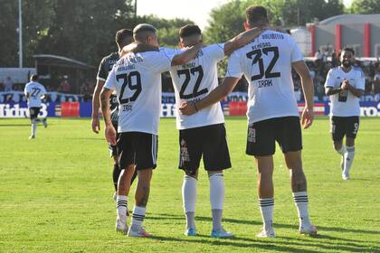 Deportivo Riestra, ascendido, ganó su primer partido en la máxima división, pero continúa último en la tabla de promedios