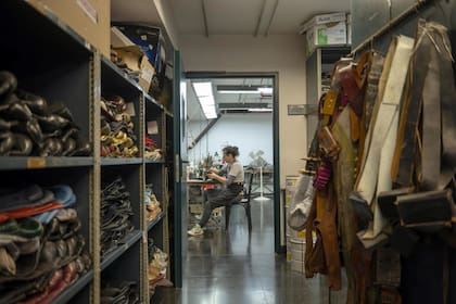 Depósito y área de trabajo del Taller de Zapatería. Cuero, hormas, moldes y herramientas conviven en un espacio donde se mantiene vivo un oficio cada vez menos frecuente fuera del ámbito teatral.