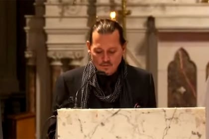 Depp leyó la primera Oración de los Fieles, con la que todos los presentes encomendaron a Dios el alma de MacGowan