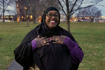 Deqa Dhalac posa para una foto cerca de su casa después de ser electa alcaldesa de Portland Sur, en Maine, el 7 de diciembre de 2021. (AP Foto/Robert F. Bukaty, Archivo)
