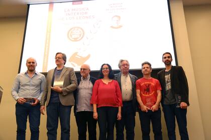 (Der a izq): Daniel Horacio Diez (tercer premio), Martín Cristal (primer premio), Vicente Battista (jurado), Marina Berri (segundo premio), Carlos Liscano (jurado), Federico Oscar Daneri Conte-Grand (mención), Sebastián Grimberg (mención)
