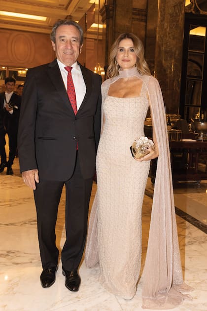 Derecha: el productor Luis Scalella y Flavia Palmiero fueron de los primeros en llegar. La actriz llevó un diseño de Laurencio Adot, con clutch de Gabriella Capucci.