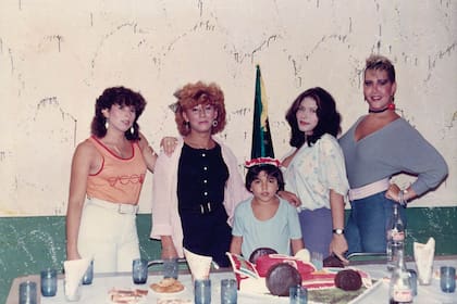Derecho a la Fiesta. Sandra Castillo donó sus recuerdos para que sean conservados en el Archivo, donde las fotos íntimas toman otra dimensión y se resignifican al verlas junto a otras. Entre las catalogaciones del AMT existen cuatro grandes grupos: fiestas, carnavales, exilios y vida cotidiana.