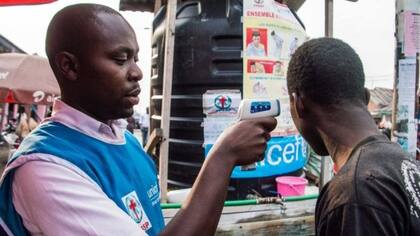 La tasa de mortalidad del ébola es muchísimo más alta que la del coronavirus. En la foto, las precauciones tomadas en la República del Congo para evitar su contagio