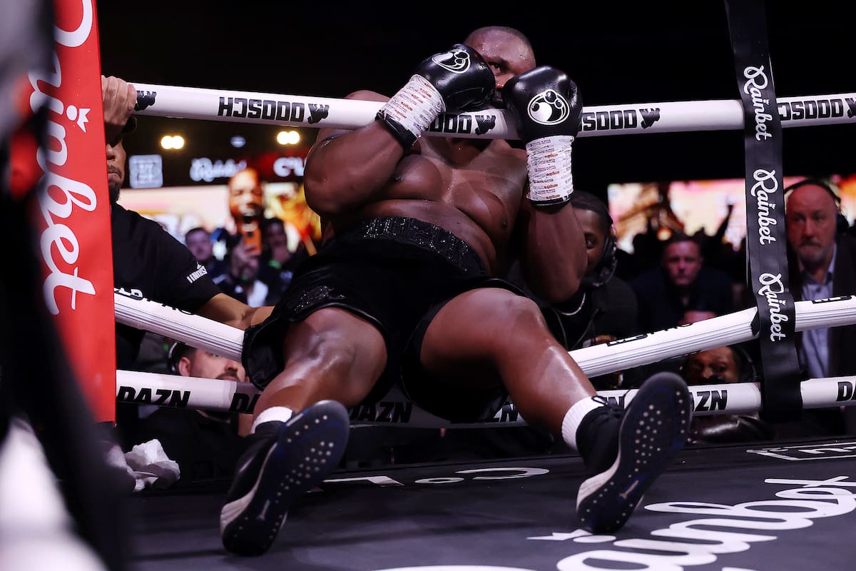 Derek Chisora sobre las cuerdas después de recibir un derechazo brutal de Deontay Wilder. (Photo by Richard Pelham/Getty Images)