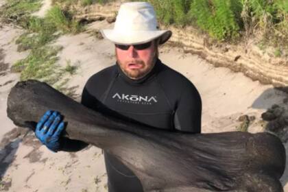 Derek Demeter junto al fósil