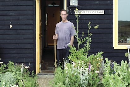 Derek Jarman en su jardín de Gran Bretaña.