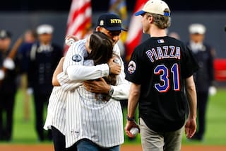 Hija de víctima del 11 de septiembre hace primer lanzamiento en el Mets-Yankees