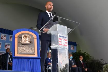 Derek Jeter, habla el miércoles 8 de septiembre de 2021, durante la ceremonia en que se le declaró nuevo miembro del Salón de la Fama del béisbol, en Cooperstown, Nueva York (AP foto/Hans Pennink)