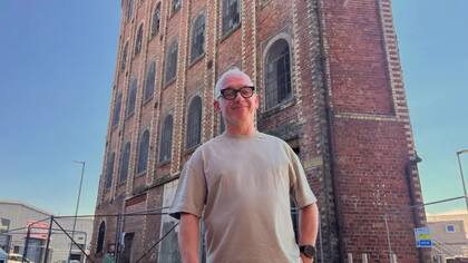 Derek Mitchell espera convertir una refinería de azúcar en desuso en un centro educativo