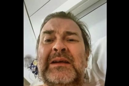 Derek permanece en cuidados intensivos y todavía está muy enfermo