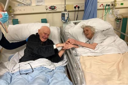 Derek y Margaret, los dos de 91 años, pasaron sus últimos días juntos antes de morir por coronavirus (Barbara Smith/Manchester Evening News)
