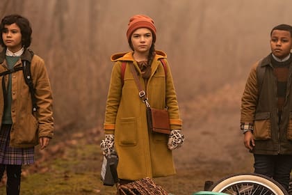 Deric McCabe, Brooklynn Prince y Jibrail Nantambu en Home Before Dark