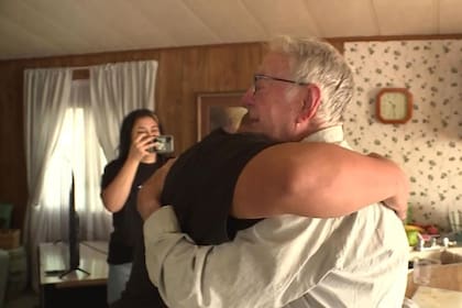 Derlin Newey, de Estados Unidos, es un adulto mayor que trabaja con mucho esfuerzo para una cadena de pizzerías. Su simpatía y dedicación lo convirtieron en una sensación en TikTok, donde juntaron miles de dólares para recompensarlo por su arduo trabajo