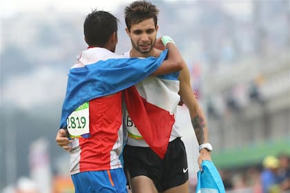 El paraguayo Derlys Ayala abraza a Federico Bruno, tras haber arribado a la meta corriendo de lateral