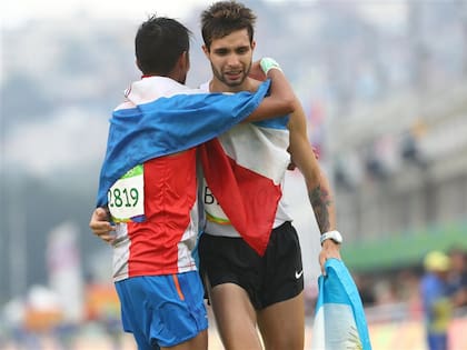 Derlys Ayala abraza al argentino Federico Bruno