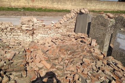 Derribaron una pared, robaron placas de bronce y afectaron varias tumbas del cementerio La Tablada