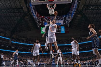 Derrick Jones Jr., de los Dallas Mavericks, anota en el triunfo frente a Los Angeles Clippers