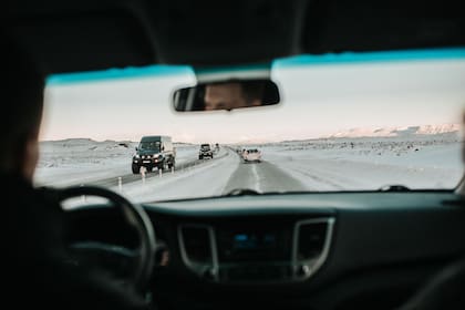 "Derrite el hielo de inmediato y no hay riesgo de agrietar el vidrio como cuando se usa agua caliente", aseguró el usuario de Reddit. (Canva)