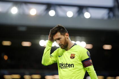 Messi se marcha frustrado de Anfield Road, después de una de las peores caídas del Barcelona en su historia