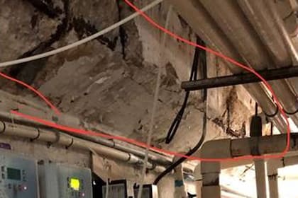 Las grietas en el subsuelo del edificio que colapsó, en fotos tomadas por un contratista de piscinas que visitó el complejo 36 horas antes