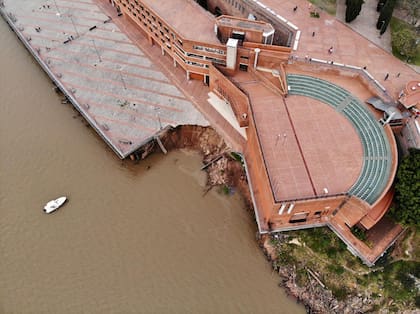 Derrumbe en el Parque España, ocasionado por la bajante del Río, en la costa céntrica de Rosario