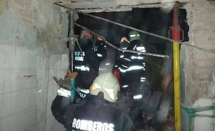 Derrumbe en Floresta: un cuerpo de Bomberos trabajan en el interior de la casa derrumbada