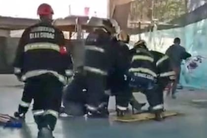 Derrumbe en la Cancha de Ferro, los bomberos atienden a los heridos