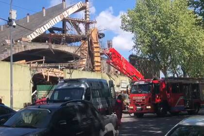 Derrumbe en la Cancha de Ferro, los bomberos atienden a los heridos