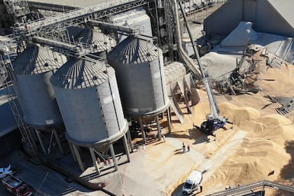 En el puerto santafesino de San Martín se derrumbó un silo cargado con maíz que pertenece a la empresa Buge