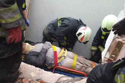 Derrumbe en una obra en la calle Donato Álvarez al 300, los bomberos y el SAME trabajan en el lugar y asisten a los heridos