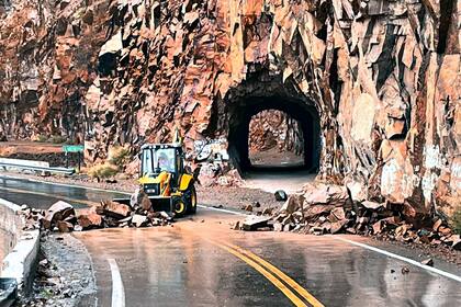 Derrumbes en los cerros cercanos al Paso Internacional Cristo Redentor