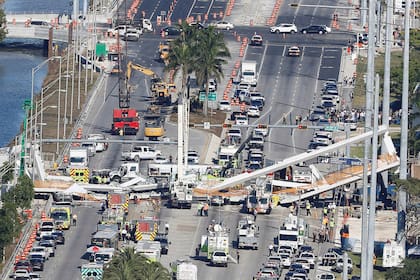 Derrumde de un puente en Miami. El puente buscaba unir la comunidad de Sweetwater con el campus de la Universidad Internacional de Florida
