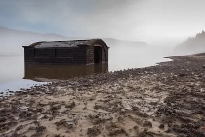 Derwent fue demolido e inundado intencionalmente en 1940, pero en los últimos años, cuando el agua comenzó a bajar, el lugar se convirtió en un inesperado atractivo turístico de la zona