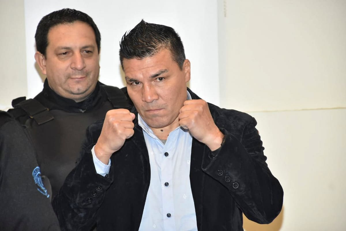 Desafiante. Carlos Baldomir ingresó ayer en la sala de audiencia con gestos amenazantes contra los periodistas, actitud que generó el rechazo de la Asociación de Prensa de Santa Fe