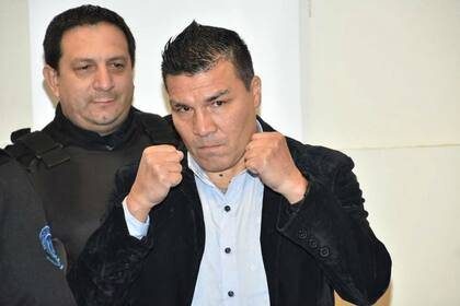 Desafiante. Carlos Baldomir ingresó la semana pasada en la sala de audiencia con gestos amenazantes contra los periodistas, actitud que generó el rechazo de la Asociación de Prensa de Santa Fe