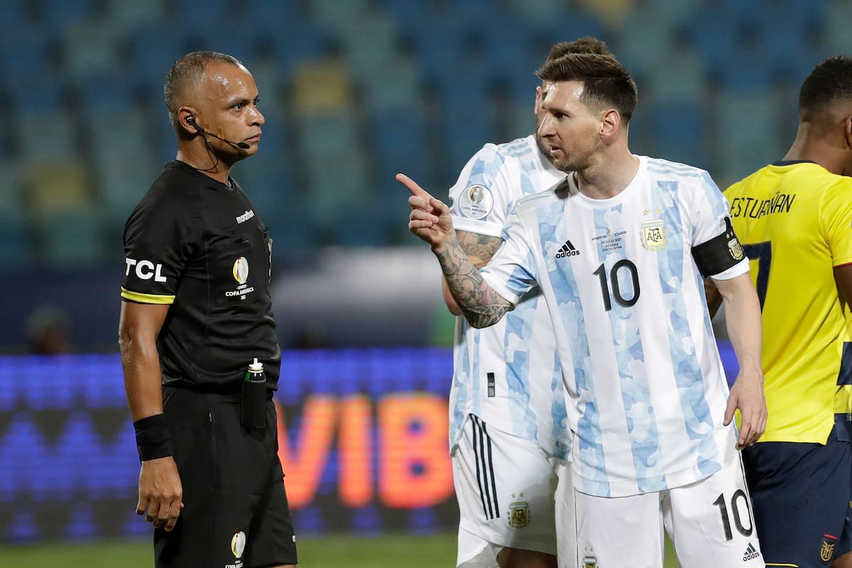Desafiante, Lionel Messi contra Wilton Pereira Sampaio durante la Copa América 2021, ante Ecuador; el capitán lo fustigó en Instagram tras un Argentina-Perú de eliminatorias.