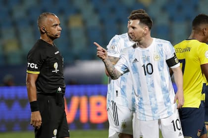 Desafiante, Lionel Messi contra Wilton Pereira Sampaio durante la Copa América 2021, ante Ecuador; el capitán lo fustigó en Instagram tras un Argentina-Perú de eliminatorias.