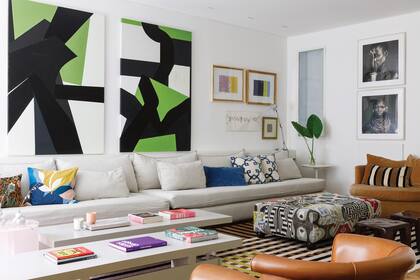 Desafiante por su escala, el living se resolvió con un sofá extra largo acompañado de varias mesas y sillones individuales. Mesas ratonas laqueadas (Bull). Banqueta tapizada con un antiguo género marroquí.