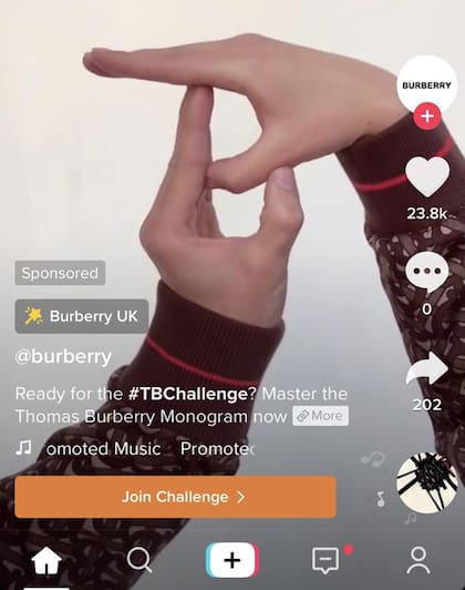 Desafío Burberry. La firma convocó a los usuarios a replicar el monograma con sus manos y subir el video a la plataforma.